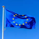 EU-Flagge Flagge der Europäischen Union auf einer Stange, die auf Bl P5QSR3A e1631186412411 weht