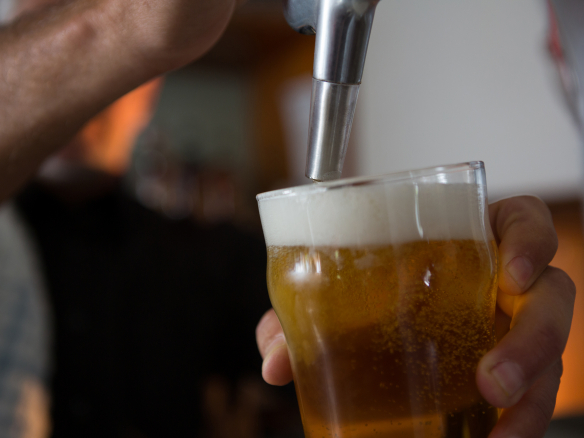 啤酒商从啤酒泵 i 2021 08 28 17 23 44 UTC 在啤酒杯中灌装啤酒