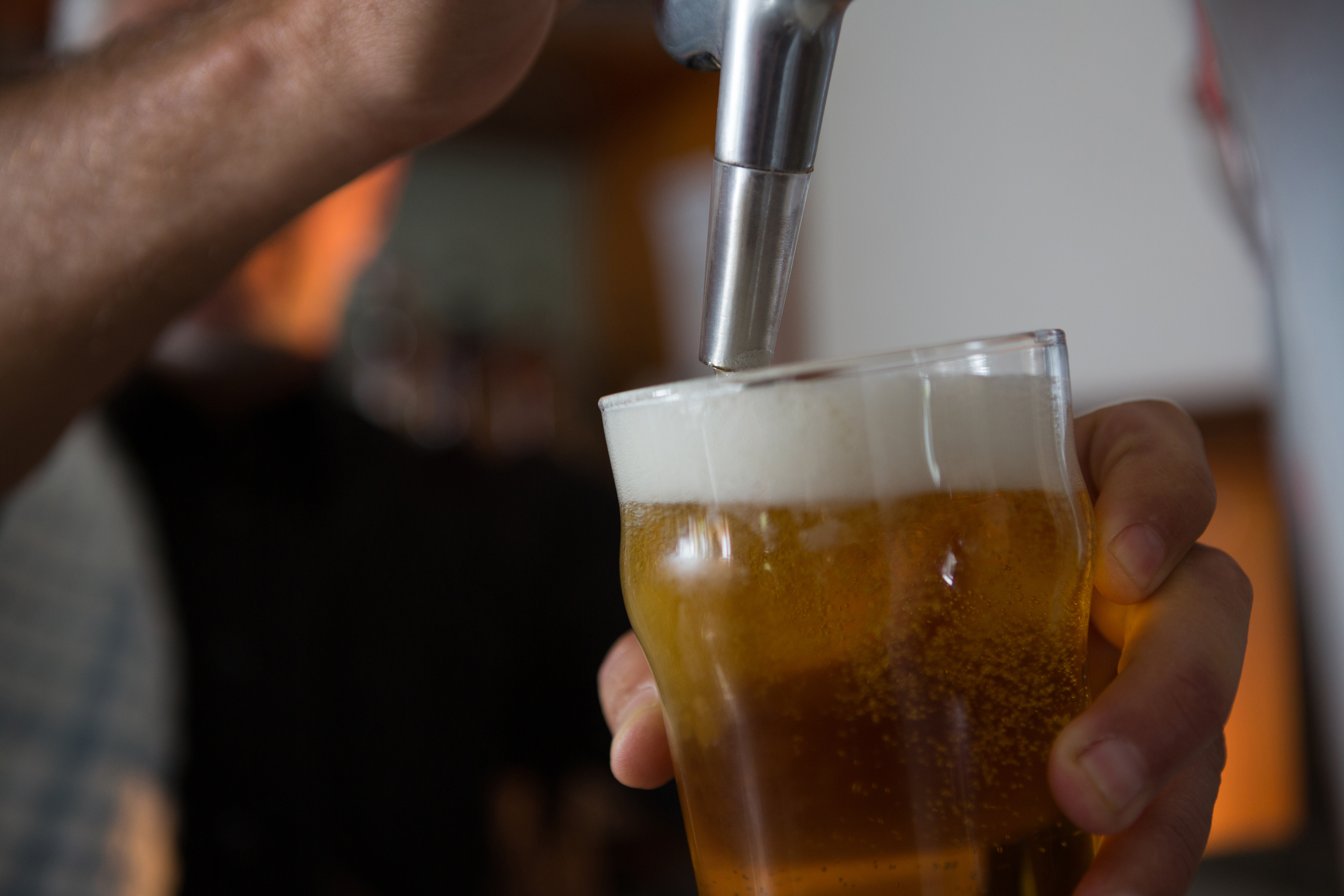 sörfőző sör töltelék söröspohárba sörpumpából i 2021 08 28 17 23 44 utc