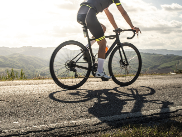 wielrenner sport op de weg zonnestralen en schaduwen vanaf 2021 09 01 23 03 46 utc