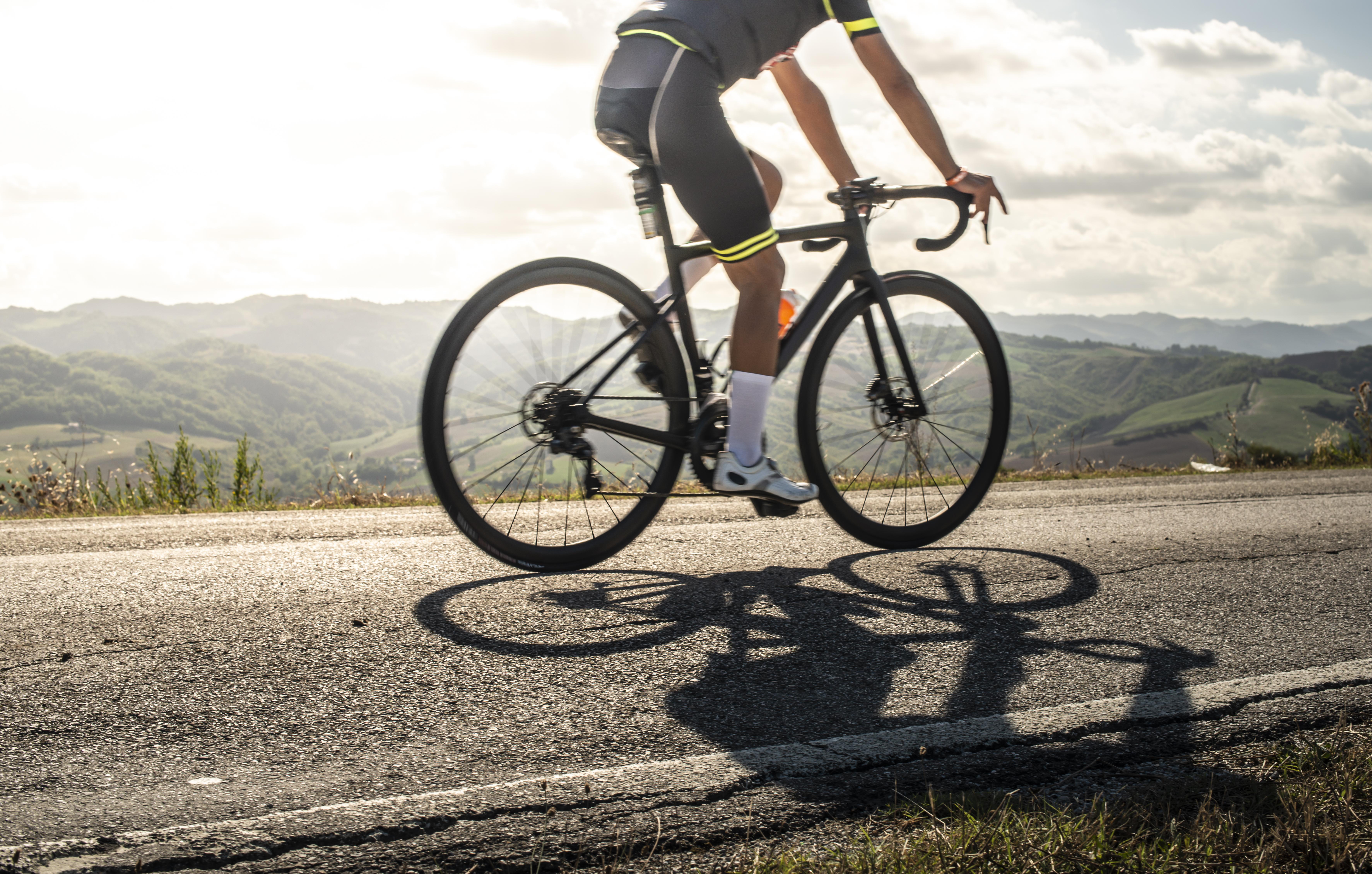 cyklistsport på vej solstråler og skygger fra 2021 09 01 23 03 46 utc